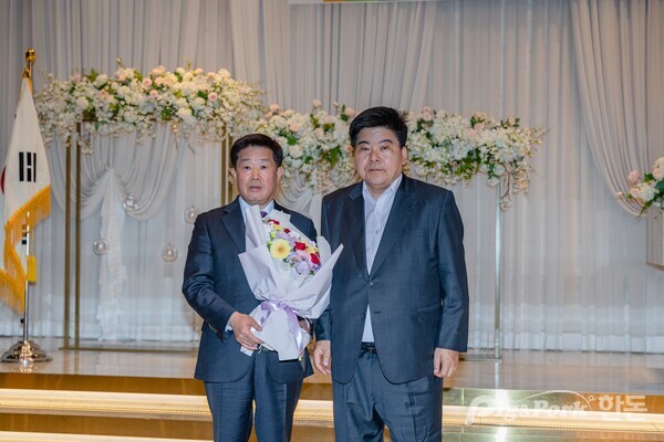 ▲ (왼쪽부터)김형열 상임이사, 이재식 조합장 (사진 / 부경양돈농협)