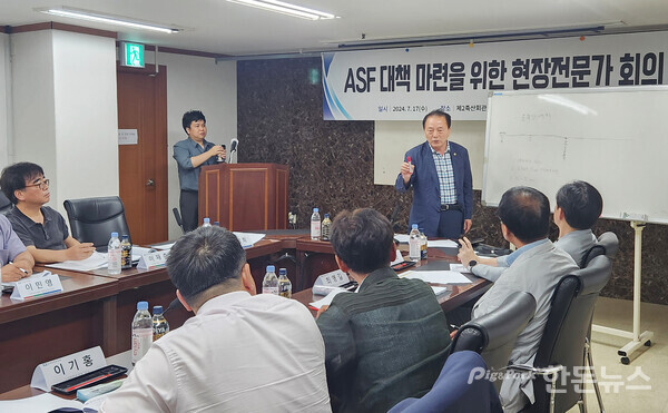 ▲ 구경본 한돈협회 부회장이 협회에서 건의하는 SOP 개정안에 대해 설명하고 있다. (사진 / 곽상민 기자)