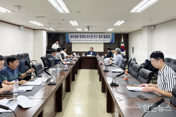 ▲ 지난 9일 제2축산회관 지하 대회의실에서 ‘민·관·학 합동 방역대책위원회 돼지열병 청정화 로드맵 연구 결과 발표회’가 개최됐다. (사진 / 홍란 기자)