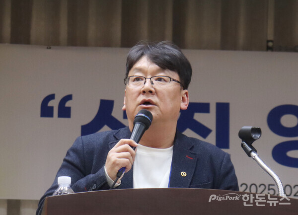 ▲ 한국양돈연구회 한동윤 부회장이 인사말을 전하고 있다. (사진 / 곽상민 기자)