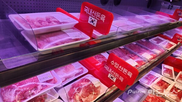 ▲ 서울의 한 대형마트의 돼지고기 매대에 국내산과 수입산 돼지고기가 나란히 진열되어 있다. (사진 / 곽상민 기자)