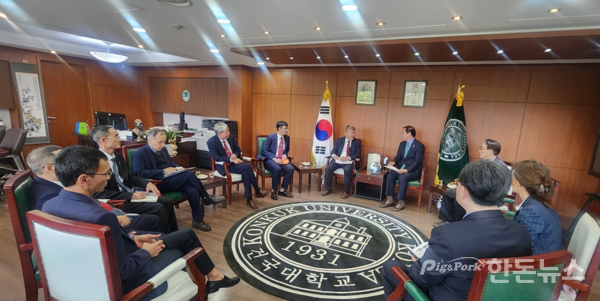 ▲ 베트남 초청연수단이 건국대학교 총장실을 방문하여 대학 간 현안에 대해 논의했다. (사진 / 건국대)