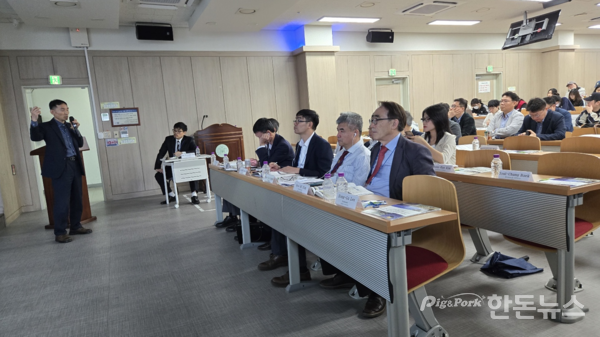 ▲&nbsp;‘한국 축산업 현황과 축산 핵심기술’을 주제로 발표하고 있는 국립축산과학원 김창한 박사 (사진 / 건국대)