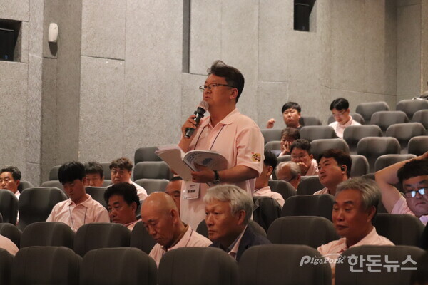 ▲ 대한한돈협회 한동윤 영천지부장이 질의하고 있다. (사진 / 곽상민 기자)