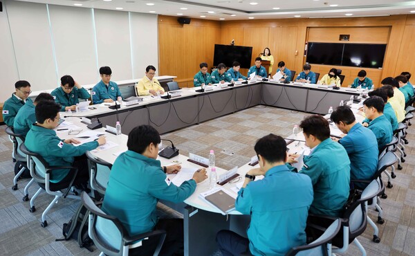 ▲ 지난 11일 농식품부는 축산분야 폭염 대비 추진 상황 긴급 점검 회의를 개최하고 '축산분야 폭염 피해 대책'을 발표했다. (사진 / 농식품부)