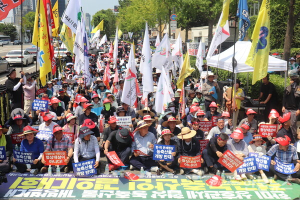 ▲ 28일 서울 용산구 대통령실 인근 뜨거운 아스팔트 위에 전국 농축산인들이 한미 관세 협상, 농축산물 개방을 반대하기 위해 한자리에 모였다. (사진 / 곽상민 기자)