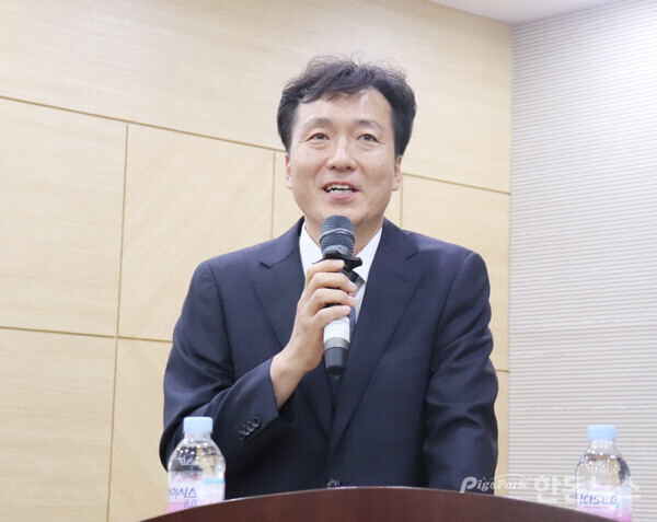 ▲ 다비육종 윤성규 대표이사가 인사말을 전하고 있다. (사진 / 곽상민 기자)