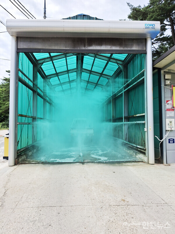 ▲ 단지 입구의 차량 소독시설
