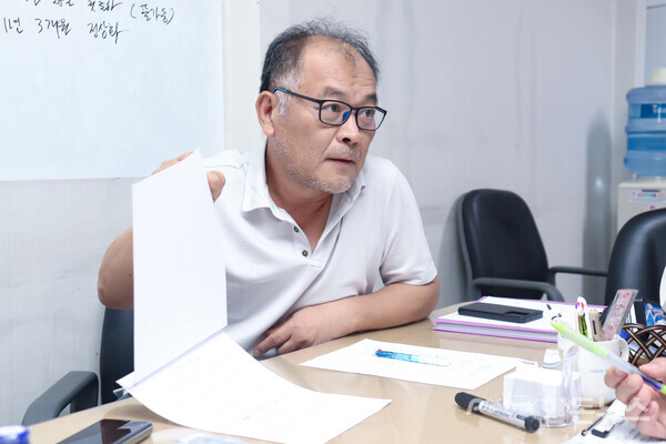 ▲ 김남식 대표가 단지 내 운영 규정을 설명하고 있다.