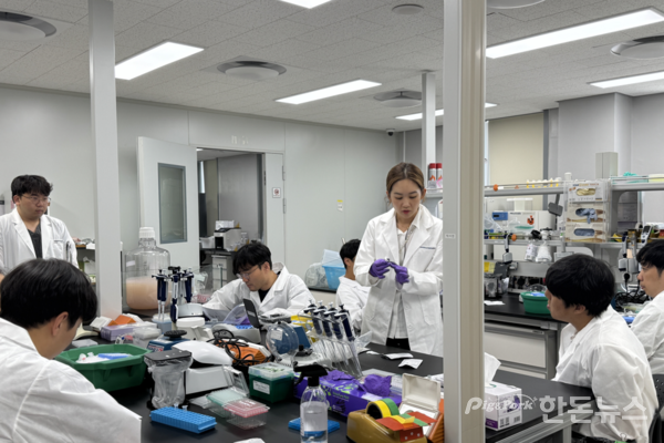 ▲ 지난 2일 검역본부는&nbsp;전국 구제역 정밀진단기관 내 신규 진단 담당자들의 진단 역량 강화를 위한 구제역 정밀진단 교육을 진행했다. (사진 / 검역본부)