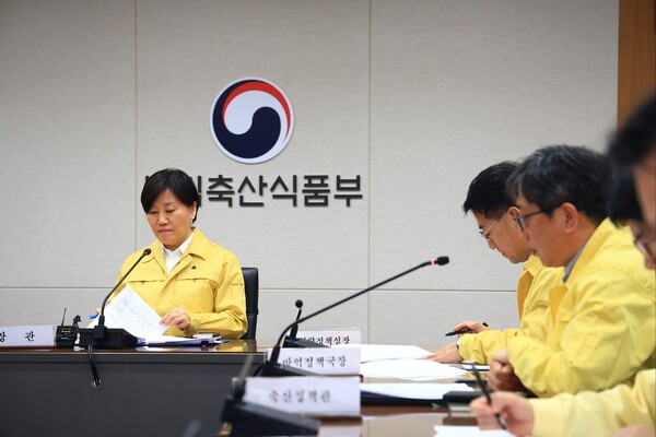 ▲ 송미령 농림축산식품부 장관이 2일 세종시 정부세종청사 재난상황실에서 가축전염병 중앙사고수습본부회의를 주재하고 구제역, 고병원성 조류인플루엔자, 아프리카돼지열병 방역 상황을 점검하고 있다. (사진 / 중수본)