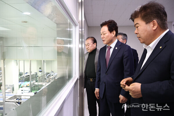 ▲ 박완수 도지사가 부경축산물공판장의 시스템을 둘러보고 있다. (사진 / 경남도)