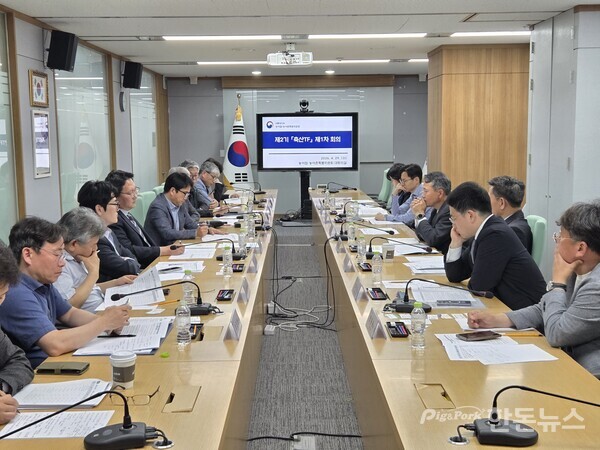 ▲ 지난 29일&nbsp;대통령직속 농어업·농어촌특별위원회&nbsp;대회의실에서 농업분과 제2기 ‘축산TF’ 제1차 회의가 개최됐다. (사진 /&nbsp;농어업·농어촌특별위원회)