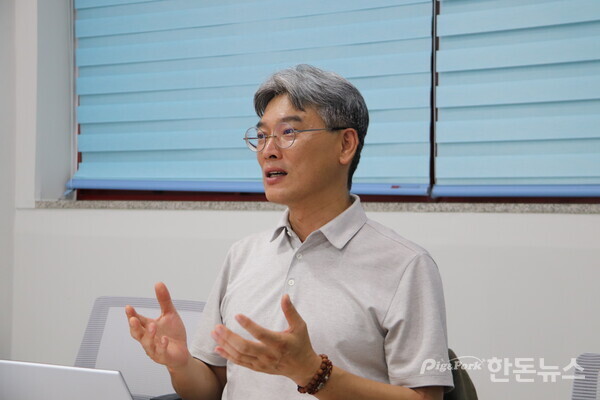 ▲ 지난 14일&nbsp;엄길운 한국돼지수의사회장이 대한수의사회 사무실에서 취임 첫 기자간담회에서 발언을 하고 있다. (사진 / 이명화 기자)