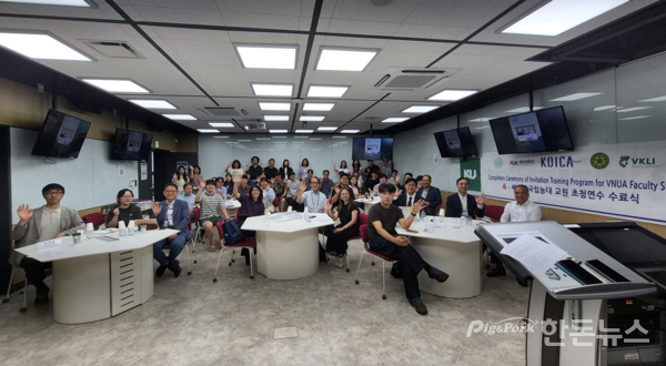 ▲ 지난 29일 건국대학교 동물생명과학관에서 ‘2026년 한·베 축산 분야 연구자 교류 세미나’의 참석자들이 기념 촬영을 하고 있다. (사진 / 건국대학교)